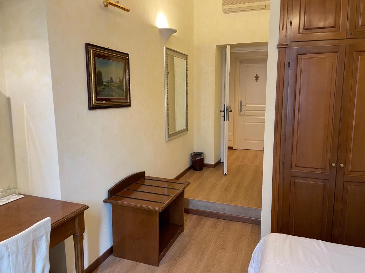 Le Petit Real Hotel Rome Exterior photo